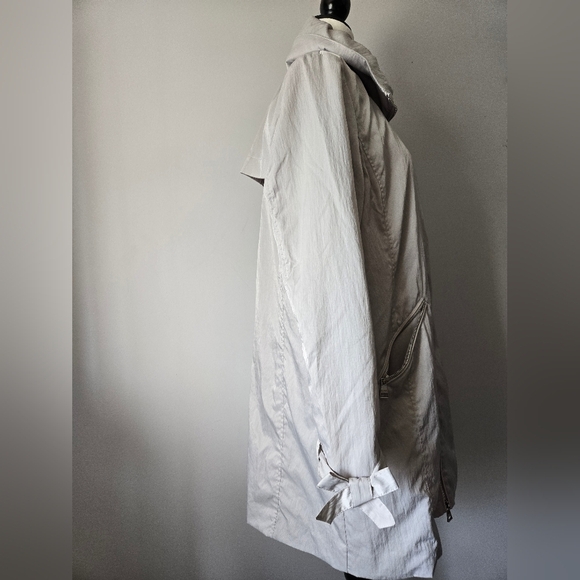 KARL LAGERFELD Muted Misty Silver Water Resistant Jacket With Hidden Hood. Large - Picture 5 of 16